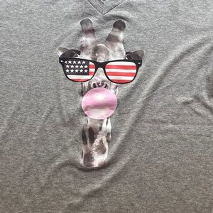 Giraffe V-neck Gray T-shirt Blowing Bubblegum Patriotic Sunglasses Womens XL